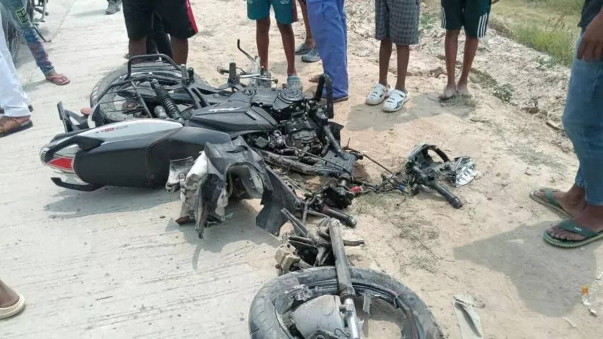 भवनाथपुर में भीषण सड़क हादसा, दो बाइकों की टक्कर में तीन युवकों की मौत